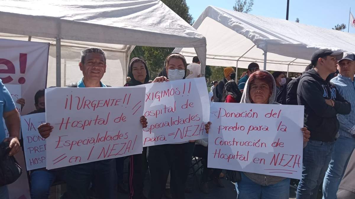 Manifestantes frente al Palacio de Gobierno de Edomex