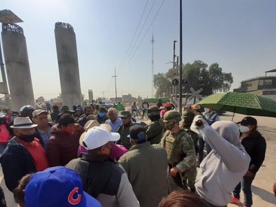 Comuneros de Xaltocan bloquean el AIFA por obras de mala calidad