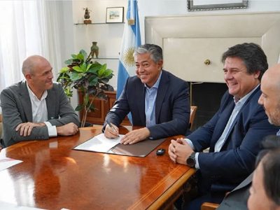La provincia firmó el contrato con la empresa que construirá el acueducto para llevar agua potable a la meseta