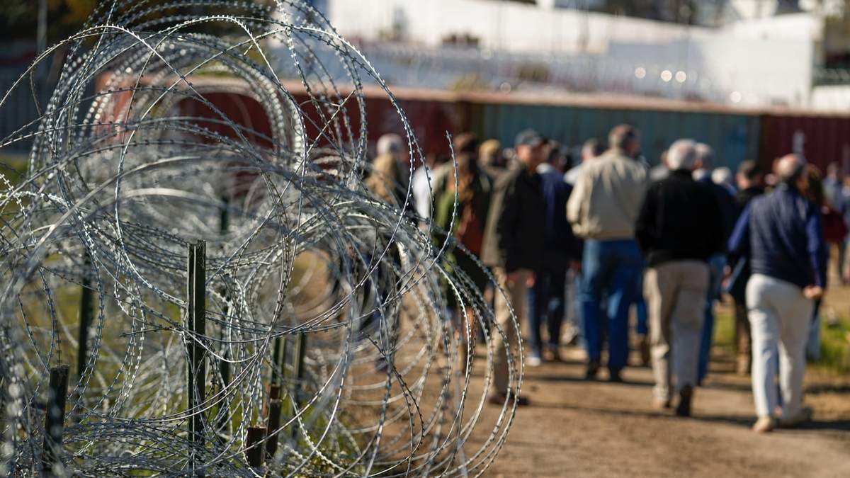Alambre de púas colocado en la frontera de México con Texas