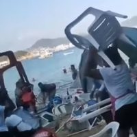 Turistas y meseros protagonizan batalla campal en Acapulco (Video)