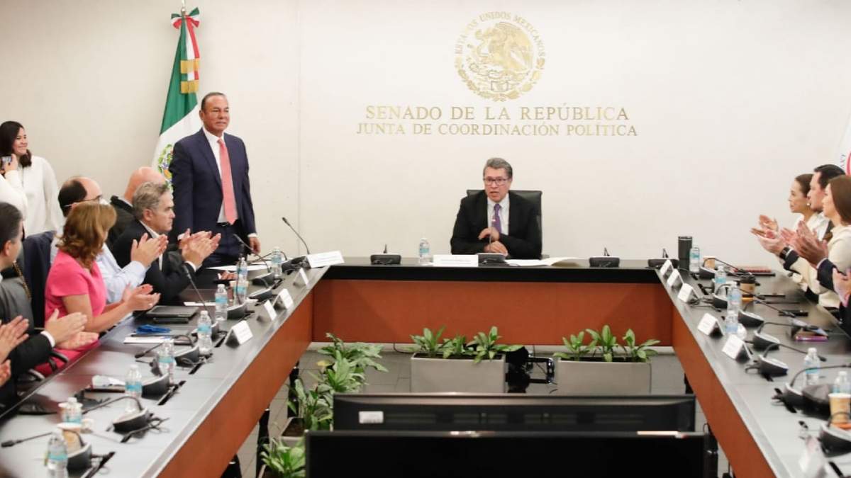 Del Río de pie, en su bienvenida