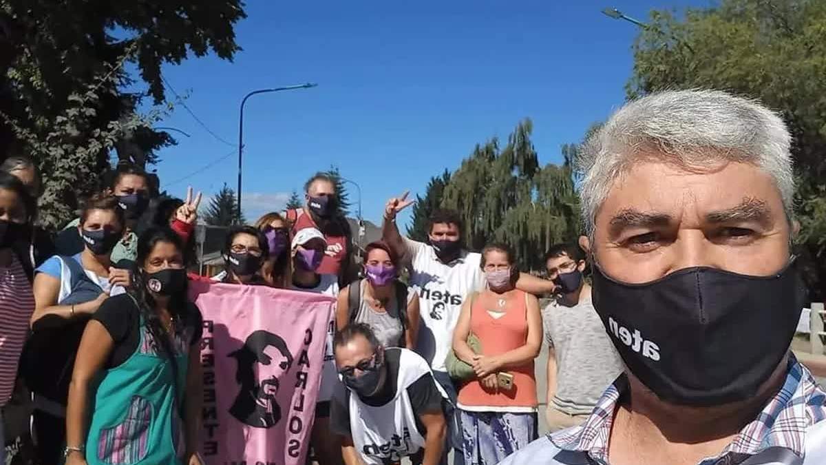Omar Lara, secretario de la ATEN, en Villa la Angostura. Fuente: (Twitter)