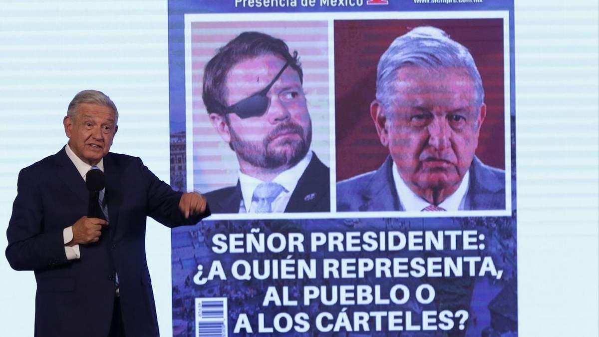 El presidente mostró una portada de la revista Siempre en la que aparece la foto del congresista de EU Dan Crenshaw, uno de sus críticos