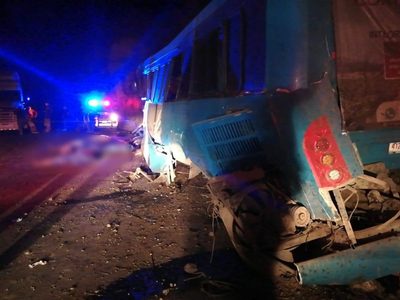 Vuelca un camión de transporte de personal en Jalisco; hay 14 muertos