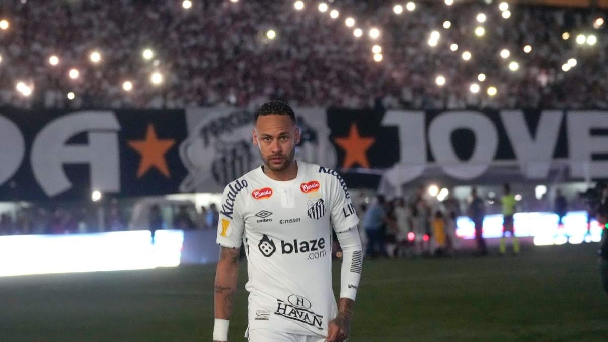 Neymar ingresa a la cancha durante el partido que marcó su regreso a Santos en la liga paulista, el miércoles 5 de febrero de 2025