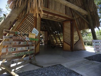 Colombia abrió su primera escuela pública totalmente sustentable: está hecha con residuos