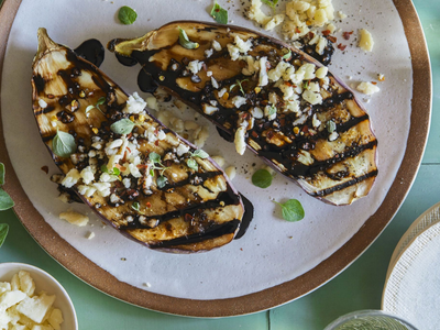 Berenjenas asadas con garbanzos y salsa de yogurt: una receta simple pero que te convertirá en un verdadero chef