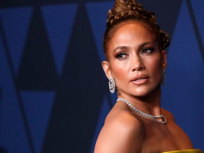 JLo tuvo que ser recogida del suelo por sus bailarines en pleno show ¿Qué le pasó?