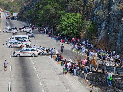 Levantan bloqueo en la Autopista del Sol tras acordar una mesa de diálogo