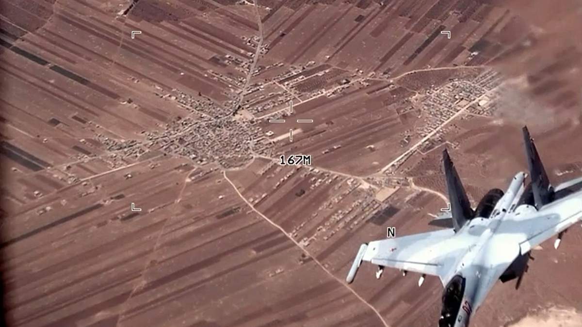 Imagen tomada de un video de la Fuerza Aérea de EU, donde un SU-35 ruso vuela cerca de un dron MQ9 Reaper, el 5 de julio de 2023, sobre Siria