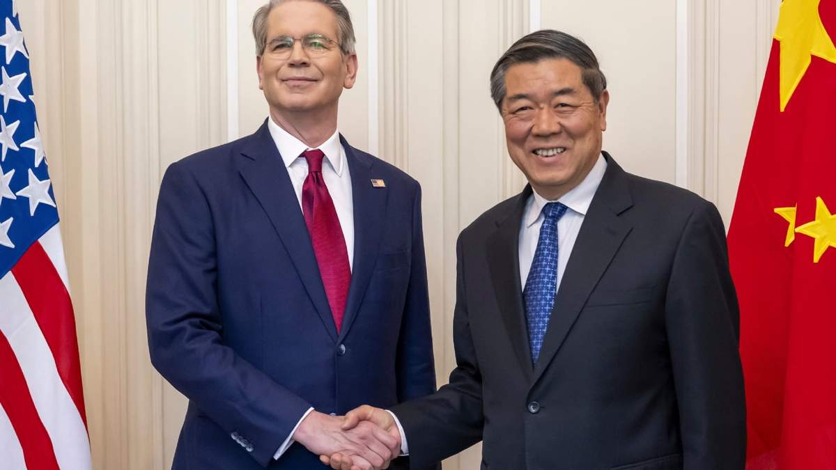 El secretario del Tesoro de Estados Unidos, Scott Bessent, a la izquierda, estrecha la mano del vicepremier chino He Lifeng, a la derecha, durante una reunión bilateral entre Estados Unidos y China, en Ginebra, Suiza, el sábado 10 de mayo de 2025