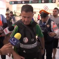 Aficionados insultan a Osorio a su llegada al AICM (Video)