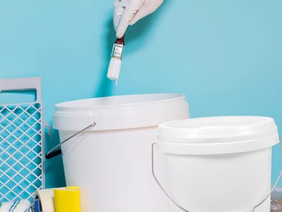 Si tenés baldes de pintura vacíos, no los tires: hacé esta mesita para tomar el café sin gastar un peso
