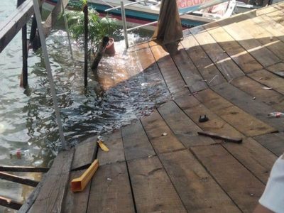 Se desploma muelle en el lago de Tequesquitengo; más de 30 personas caen al agua (Video)