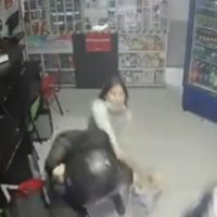 Una menor de edad enfrenta con un machete a ladrones armados para defender a su mamá