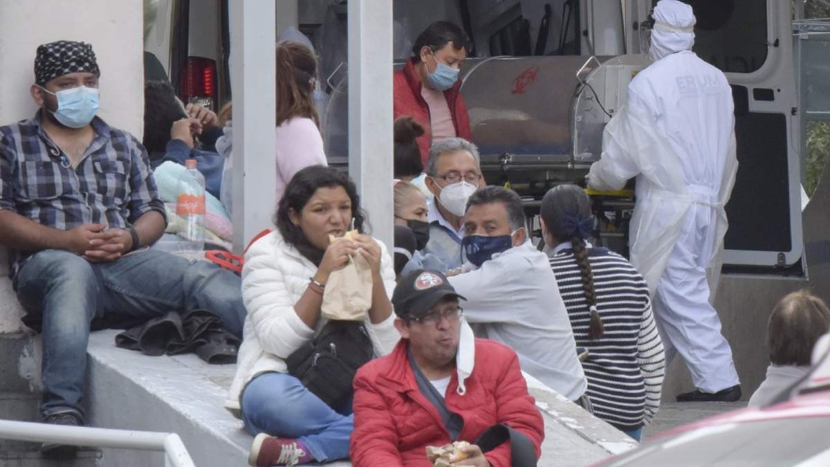 Familiares afuera de un hospital covid en la CDMX