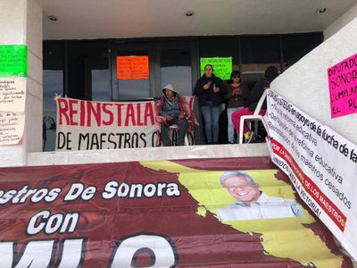 Maestros cesados "clausuran" Congreso sonorense