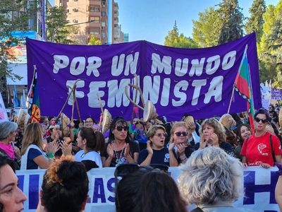 8M en Neuquén: una multitud copó el centro en defensa de los derechos de las mujeres
