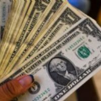 Peso gana tras choque de Trump con la Reserva Federal