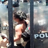 Lesionan a dos activistas y cinco periodistas en represión policiaca afuera de la Catedral de Toluca