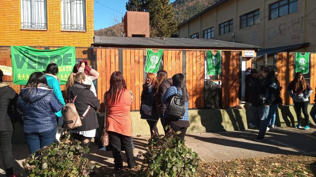 Más de 15 días de acampe tienen las auxiliares de servicio en el Distrito Escolar IX. Fuente: (Facebook)