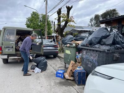 Los propios vecinos de Villa La Angostura limpiaron los contenedores de basura ante el paro de ATE