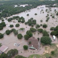 Llegan a 120 las víctimas por las inundaciones en Texas