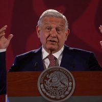 Con “La pollera Colorá”, AMLO festeja triunfo de Gustavo Petro