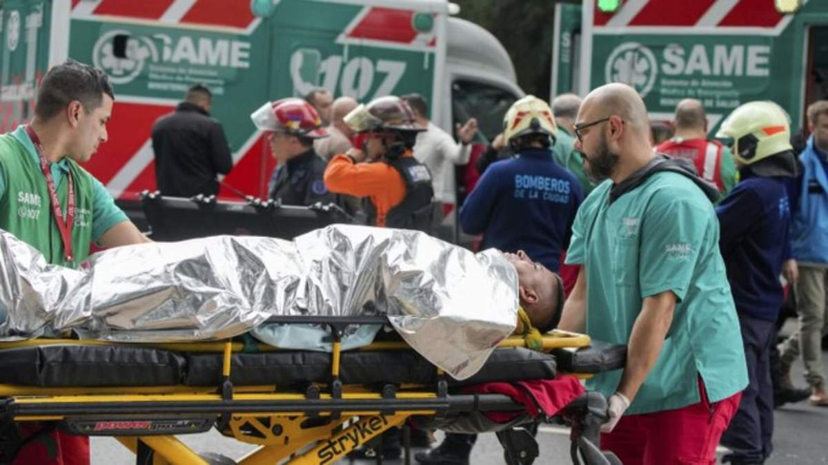 Al menos 60 personas resultaron heridas el viernes al chocar un tren de pasajeros