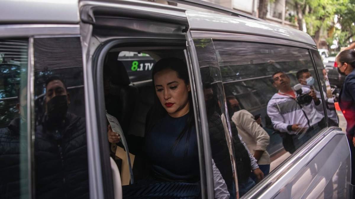Sandra Cuevas, alcaldesa de Cuauhtémoc, en una camioneta sin placas