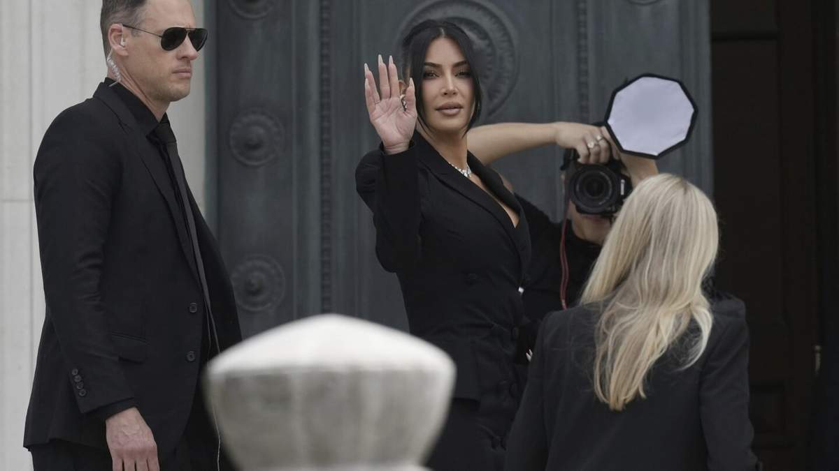 Kim Kardashian saluda a su llegada para declarar sobre un robo de millones de dólares en joyas de su habitación de hotel en París en 2016, en París