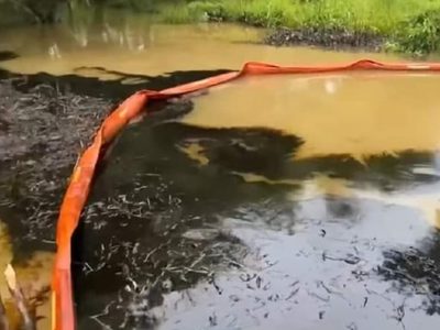 Ordeña en ducto de Pemex provoca derrame en el río Mezcalapa, entre Chiapas y Tabasco