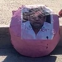 Mujeres queman figura de Félix Salgado Macedonio durante marcha del 8M en Guerrero