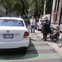 Xóchitl Gálvez sufre incidente en bici sobre Reforma; llama a respetar la ciclovía