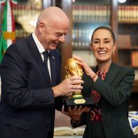 Sheinbaum posa con la Copa del Mundo y muestra su boleto para el partido inaugural en el Azteca