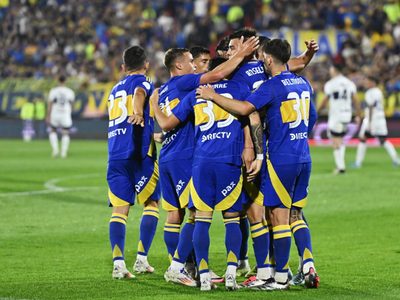 Suena como refuerzo para Boca y posó en las redes con la camiseta azul y oro