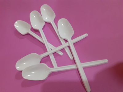 Con 1 pedazo de cartón y algunas cucharitas plásticas: creá este fabuloso marco para tu reloj de pared