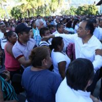 Astudillo agasaja a priistas con despensas, televisores, estufas y con dinero... a la prensa