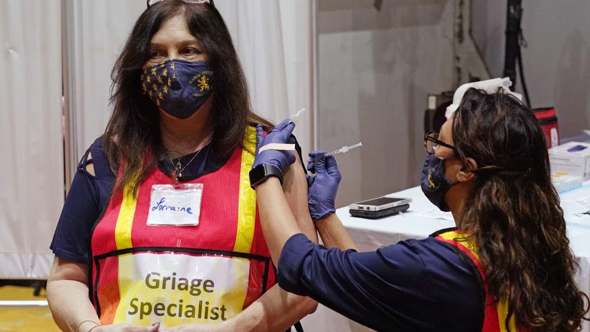 Un centro de vacunación en Garden City, Nueva York