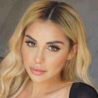¡Al borde del bloqueo! Alexa Dellanos abrió su bata y su sostén la traicionó ¡Toda al aire!