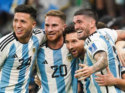 Como campeón del mundo: la figura del fútbol que lució la camiseta de la Selección Argentina y sorprendió