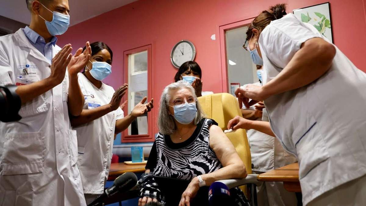 Mauricette, la primera persona en ser vacunada contra el coronavirus en Francia. Fuente: (Twitter)