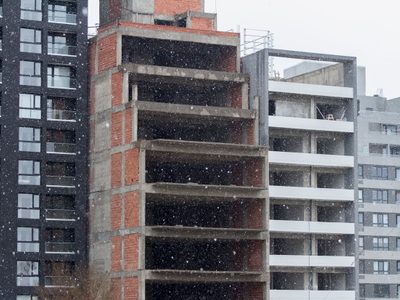 En medio de la lluvia, la nieve llegó a la ciudad de Neuquén y las postales no se hicieron esperar