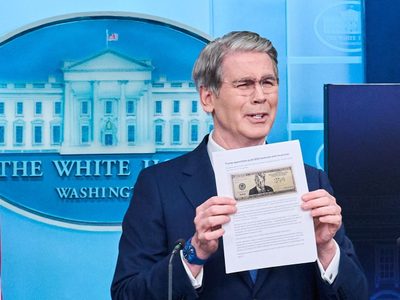 El Tesoro de EU impulsa la creación del billete de 250 dólares con la imagen de Trump