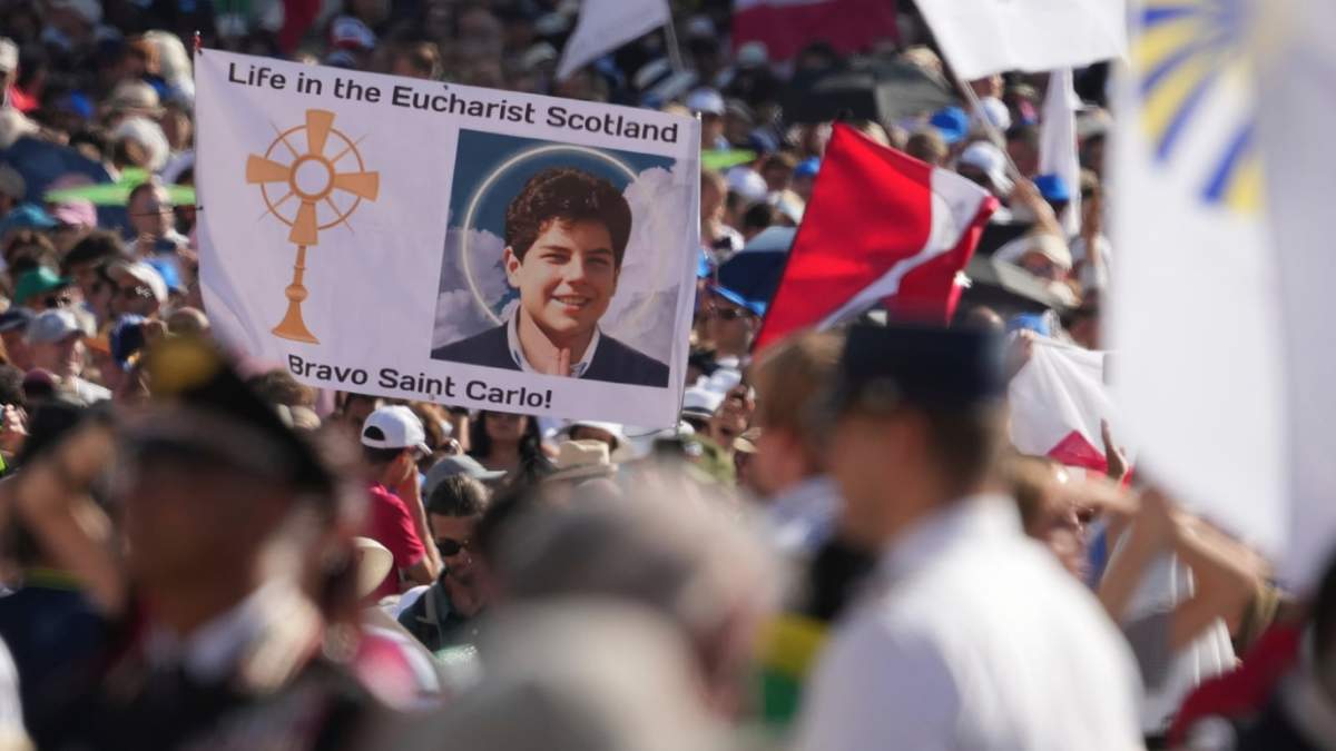 Peregrinos llegan a la misa de canonización de Carlo Acutis y Pier Giorgio Frassati en la Plaza de San Pedro, en el Vaticano el domingo 7 de septiembre de 2025