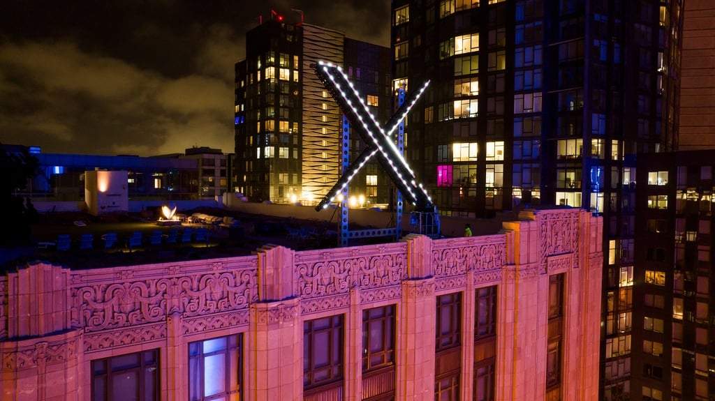 ARCHIVO - Trabajadores instalan luces en un cartel de X sobre la sede de la compañía en el centro de San Francisco, el 28 de julio de 2023