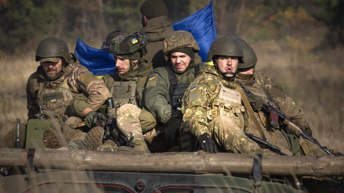Un soldado de la primera brigada Bureviy (Huracán) de la Guardia Nacional ucraniana viaja en un vehículo blindado durante una instrucción de combate en un campo de entrenamiento en el norte de Ucrania