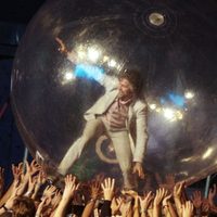Show con protocolos: artistas y público estuvieron adentro de burbujas de plástico