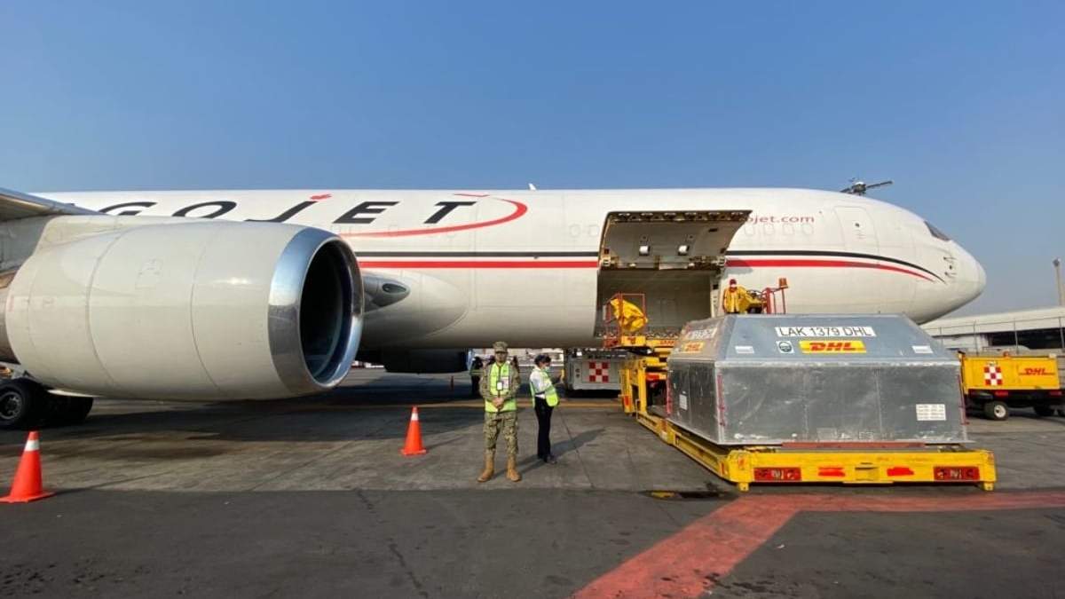 Arribo al aeropuerto capitalino de un lote de  vacunas Pfizer